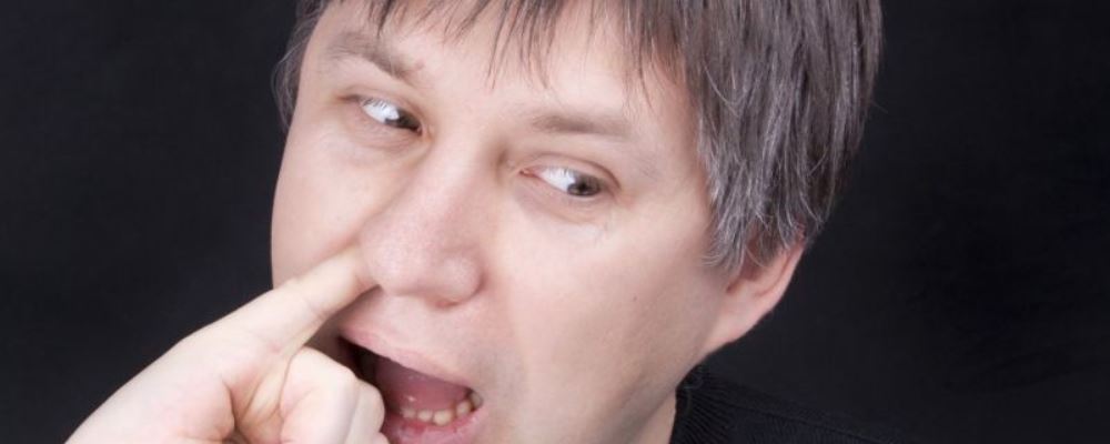 经常挖鼻孔会有哪些危害 经常挖鼻孔的危害 经常挖鼻孔的危害有哪些