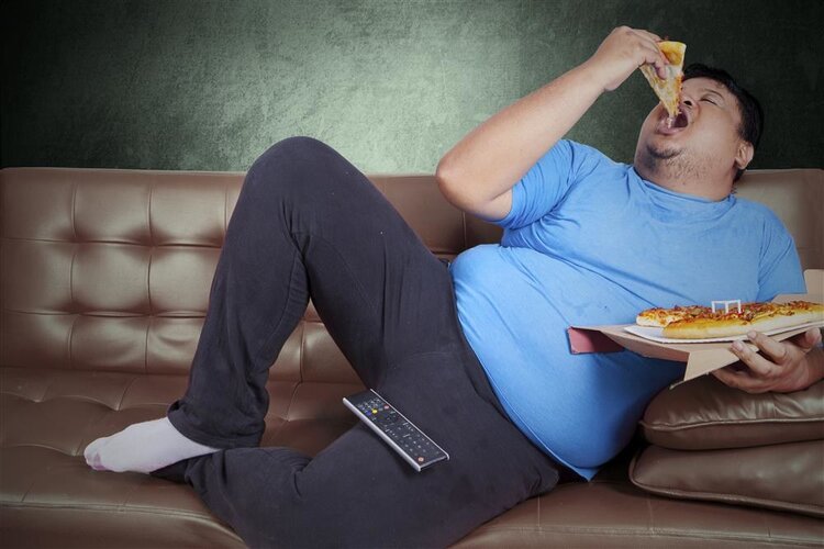 别再边吃饭边看电视了，会肥死的！