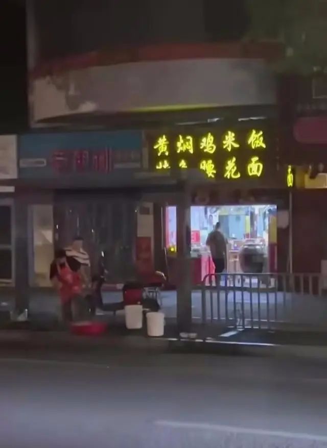 武汉虐狗事件：店员笑着烫杀怀孕狗狗，店老板被曝光，市民堵门抗议