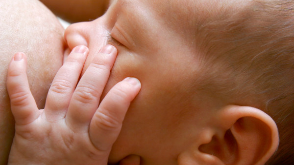 婴儿胀气是什么原因引起的 宝宝肚子胀气便秘怎么办
