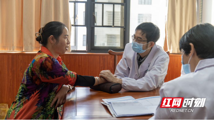 健康服务“零距离” 30余位省市名中医邵东廉桥义诊活动开始了