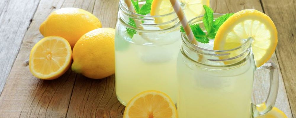 每天一杯柠檬水的好处 每天一杯柠檬水身体会有哪些变化 柠檬水的营养价值
