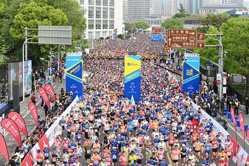 乔山健康科技集团参加2023上海马拉松正式开跑（乔山健康科技集团助力上海马拉松）