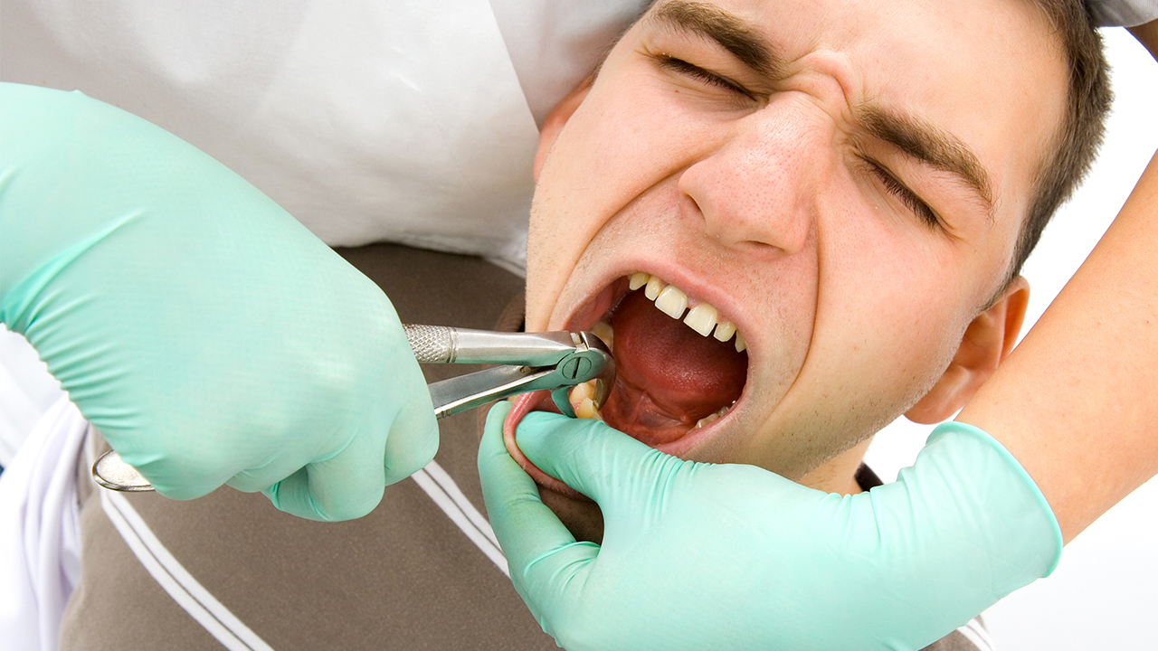 拔牙后旁边的牙齿出现酸痛是怎么回事？（拔牙后旁边的几个牙齿出现酸痛是怎么回事）