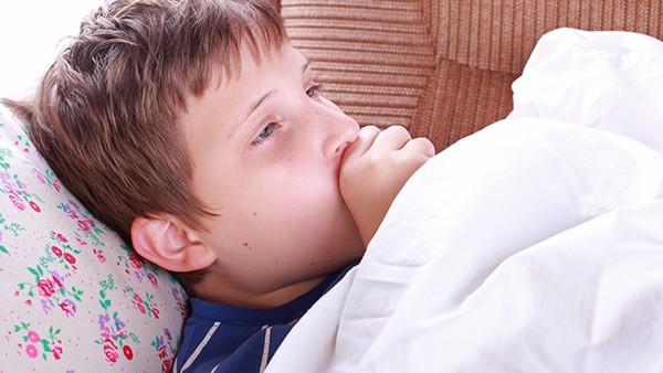 早上起来和晚上睡觉前出现轻微的咳嗽症状，是什么原因引起的？（早上起来和晚上睡觉前出现轻微的咳嗽症状）