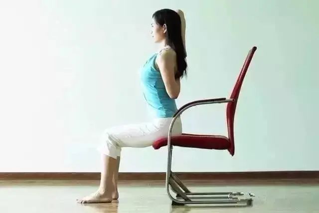 夏天有氧运动减肥-压椅子
